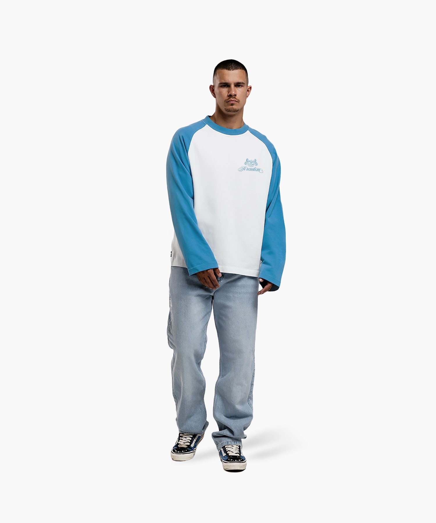 JORCUSTOM HANDSCRIPT2.0 RAGLAN LONGSLEEVE T-SHIRT WHITE-BOUNTYBLUE