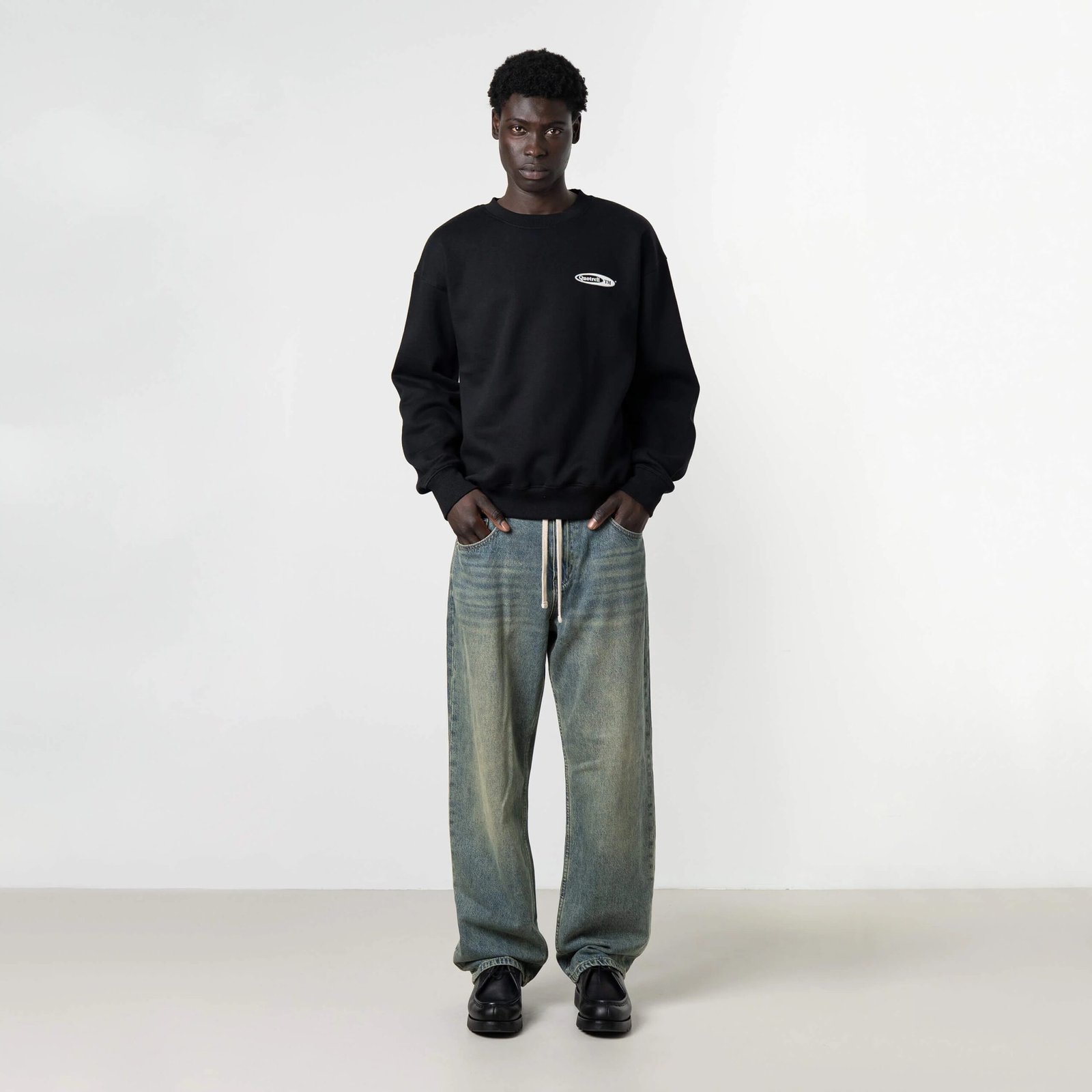 QUOTRELL EMBLEM CREWNECK | BLACK/WHITE